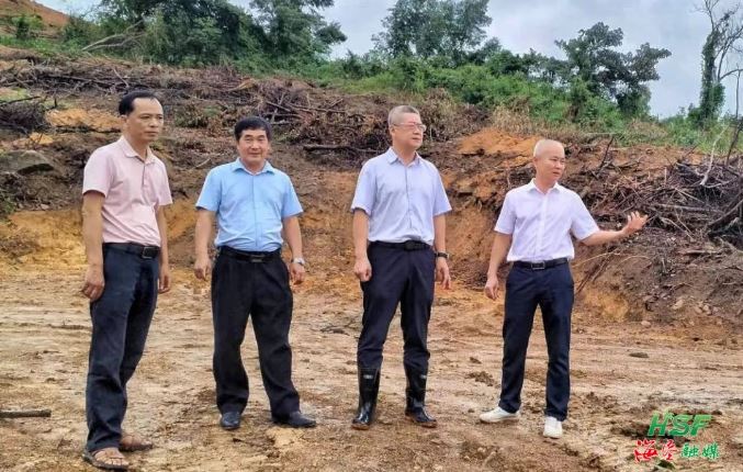 艾轶伦实地调研牛岭农场公司榴莲蜜种植基地建设情况。梅继林 摄